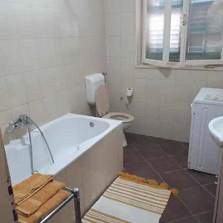 Lana Apartman *